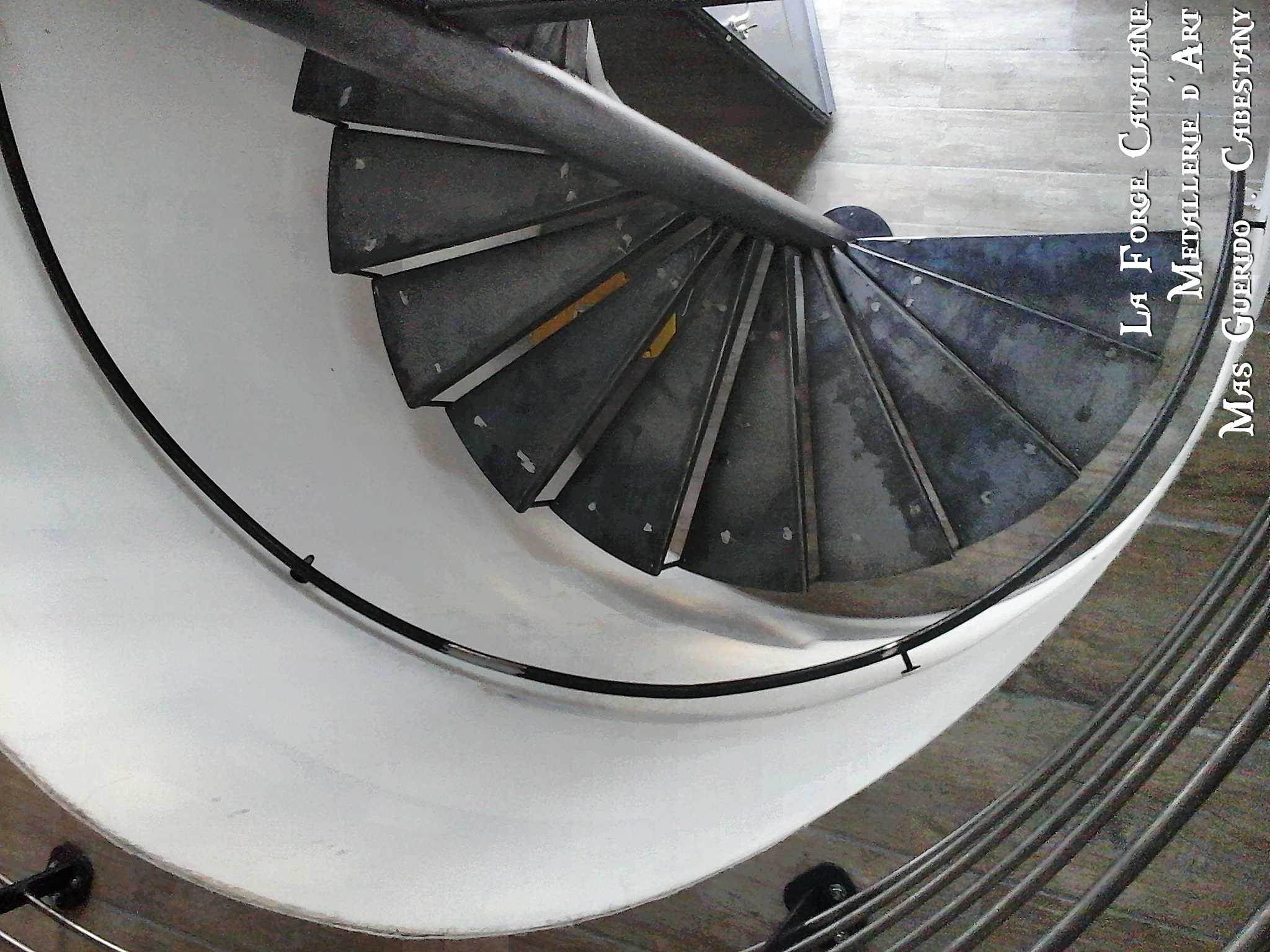 escalier helicoidal rond garde corps debillarde lisses horizontales main courante deportee forge catalane 2.jpg